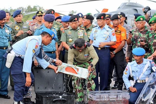 Máy bay QZ8501 có thể đã phát nổ ngay khi chạm mặt nước