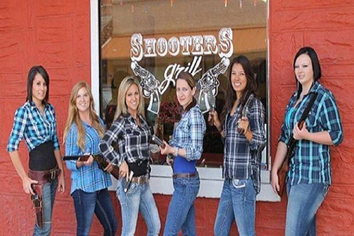 Quán thịt nướng “Xạ thủ”: Bồi bàn vũ trang tận răng, nhận tip bằng… súng, đạn!