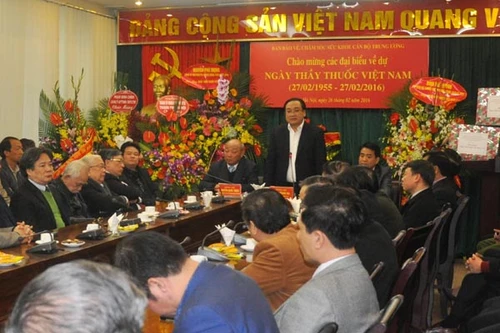 Bí thư Thành ủy, Chủ tịch UBND TP Hà Nội chúc mừng các chuyên gia đầu ngành y tế