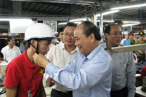 Phó Thủ tướng Nguyễn Xuân Phúc tặng 2.000 mũ bảo hiểm cho công nhân