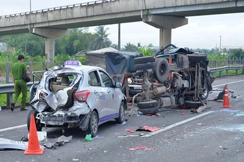 Phó Thủ tướng yêu cầu làm rõ vụ 5 ôtô đâm liên hoàn trên cao tốc Trung Lương