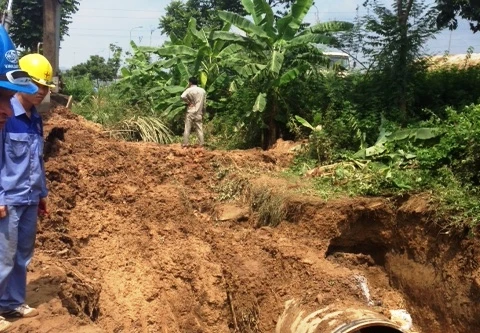 Nước sông Đà lại tạm dừng cấp 3 tiếng để gia cố rò rỉ