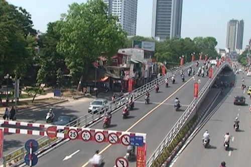 Tặng Bằng khen cho tập thể, cá nhân thi công cầu vượt nhẹ