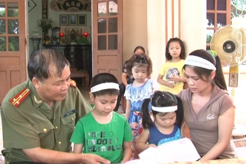 Báo An ninh Thủ đô trao quyết định nuôi con liệt sĩ ở Hải Dương