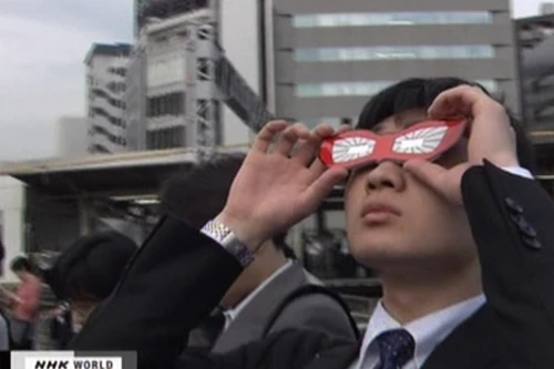 Hào hứng ngắm nhìn hiện tượng nhật thực hình khuyên