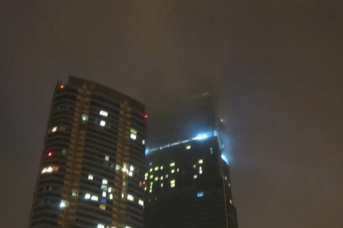 Nhiều cột khói đùn ra từ khu nhà cao tầng Keang Nam