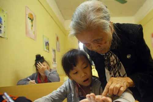 “Lớp học tình thương” của bà giáo già tận tụy