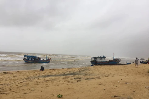 Gần 40 tàu cá bị lũ cuốn trôi