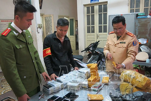 Giấu gần 200 điện thoại di động cao cấp trong ghế xe khách