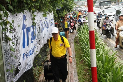 Hành khách đi bộ vào sân bay Tân Sơn Nhất vì kẹt xe chưa từng có