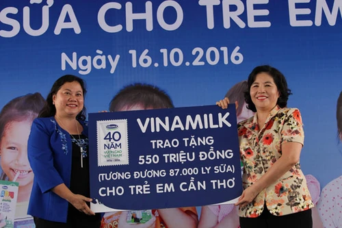 Quỹ sữa vươn cao Việt Nam và Vinamilk tiếp tục trao tặng sữa cho trẻ em tại Cần Thơ