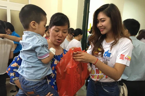 Hoa khôi sinh viên Hà Nội mang nụ cười đến với bệnh nhi Bệnh viện Đống Đa