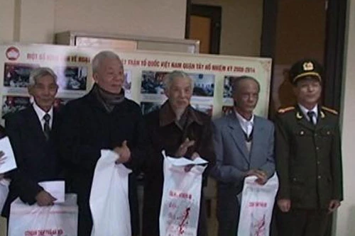 Tặng quà những gia đình Công giáo tiêu biểu