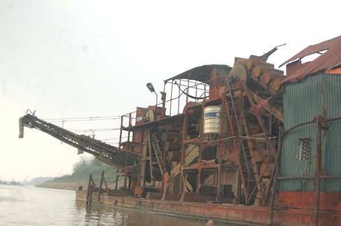 Nhốt những "quái vật" cày nát lòng sông