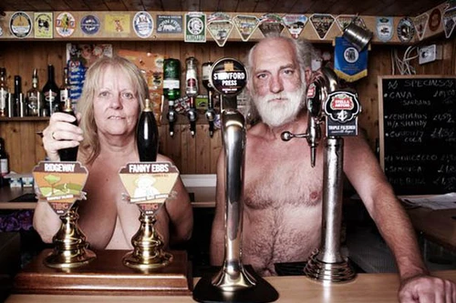 Vén màn bí ẩn về một ngôi làng không ai mặc quần áo 