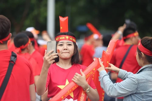 [ẢNH] CĐV Việt Nam "phủ đỏ" sân Thammasat, chờ mở hội ở Thái Lan