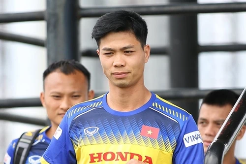 [ẢNH] Trở về từ Bỉ, Công Phượng bất ngờ trình làng diện mạo mới