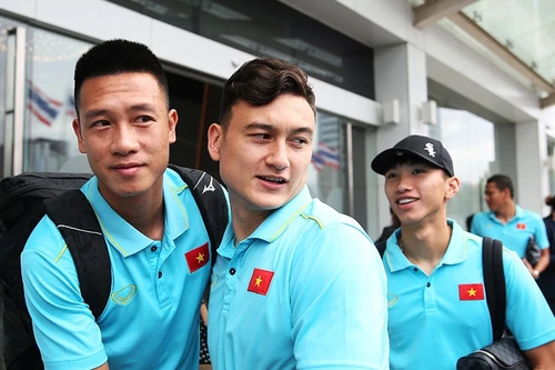 [ẢNH] ĐT Việt Nam bịn rịn chia tay nhau ở Thái Lan