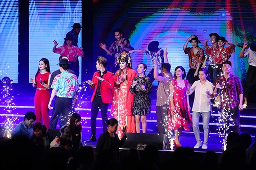 Trường Giang kéo 4000 khán giả tới liveshow, bất chấp mưa bão