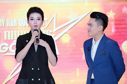 Á hậu Huyền My - MC Thái Dũng thân thiết tại sự kiện