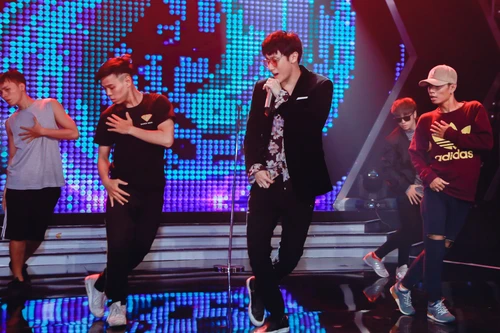 "Nam thần" Rocker Nguyễn lần đầu đứng chung sân khấu cùng Thu Minh, Hồ Ngọc Hà