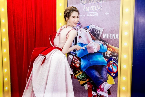 Ngọc Trinh xuất hiện lộng lẫy ra mắt bộ phim "Đấu trường âm nhạc"