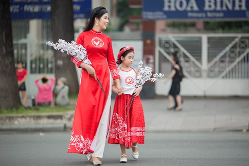 Bé Bảo Ngọc "Gương mặt thân quen" làm mẫu bên Hoa hậu Ngọc Hân