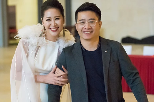 Dương Thùy Linh hạnh phúc được chồng đón sau khi "chạy show"