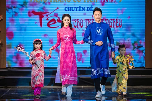 Hoa hậu Bản sắc Việt toàn cầu Thu Ngân trình diễn áo dài của Ngọc Hân