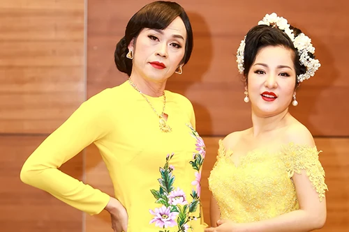 Thúy Nga "đọ dáng" cùng Hoài Linh 