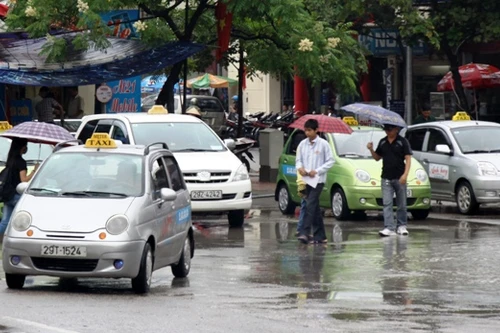 Hà Nội "cháy" taxi vì mưa to buổi sáng