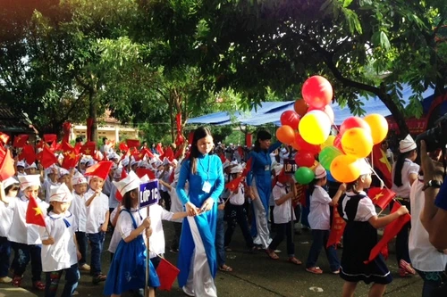 Tặng gần 1.600 mũ bảo hiểm cho học sinh nhân ngày khai giảng