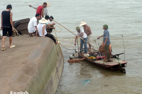 Toàn cảnh vụ lật tàu trên sông Hồng làm 1 người mất tích