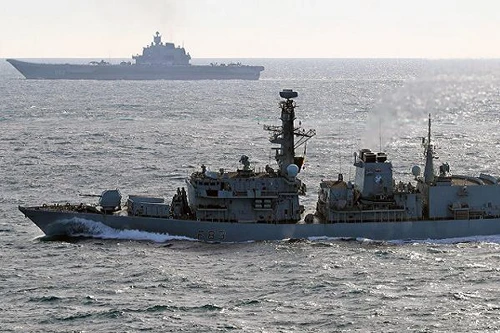 Hơn 50 tàu chiến NATO áp tải tàu sân bay Nga ngoài khơi Syria