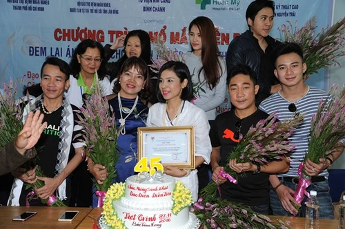 Việt Trinh mừng tuổi bằng cách đem ánh sáng đến 350 người mù tại Lâm Đồng