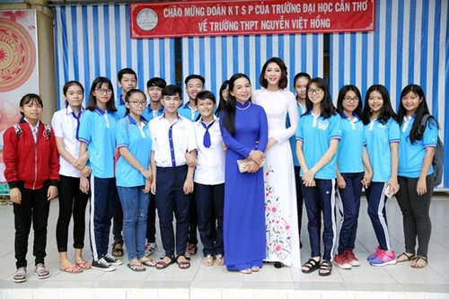 Hoa hậu Đại dương Đặng Thu Thảo giản dị về trường cũ thăm thầy cô