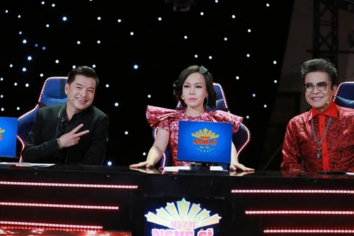 Nghệ sĩ hài hải ngoại Quang Minh ngồi nghế nóng cùng Việt Hương và Thanh Bạch.