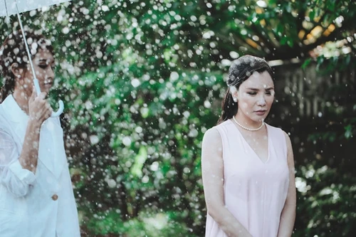 Hồ Quỳnh Hương dầm mưa lạnh ở Đà Lạt để kể chuyện tình buồn