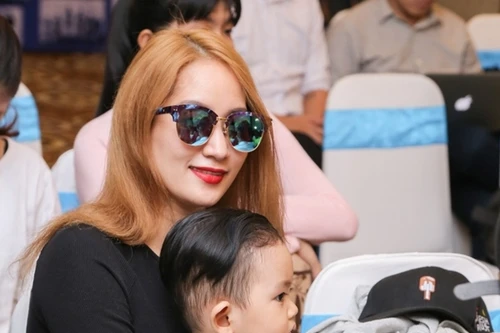 Khánh Thy - Phan Hiển bế quý tử đi ủng hộ chạy bộ từ thiện