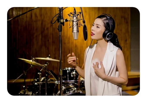 Lệ Quyên khóc khi thu âm CD nhạc Lam Phương 