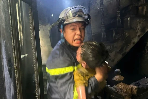  Kịp thời giải cứu 3 người mắc kẹt trong vụ cháy nhà dân trên địa bàn phường Bồ Đề