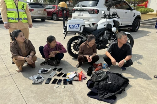 Bắt nhóm "nữ quái" chuyên móc túi tại lễ hội