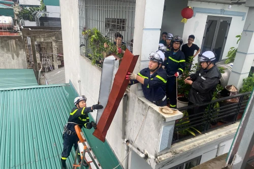 Cán bộ chiến sỹ Công an quận Ba Đình dầm mưa, hỗ trợ người dân ứng phó với cơn bão Yagi