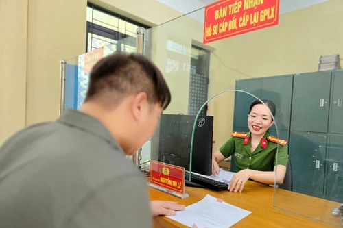 Công an xã Vân Đình: Tận tâm phục vụ, gần dân từ những thủ tục hành chính