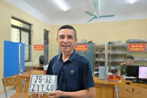 Người dân phấn khởi “đi một lần, giải quyết nhiều thủ tục” tại Công an xã Vân Đình