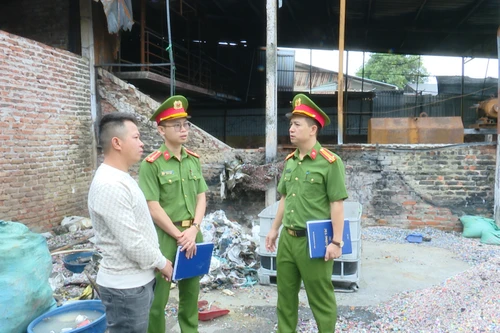 Thấp thỏm lo cháy khu phế liệu xen lẫn khu dân cư