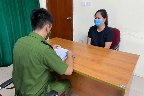 Long Biên: Khởi tố đối tượng nữ say rượu, tấn công công an tại chốt kiểm dịch Covid-19