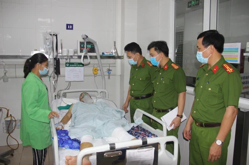 Thăm hỏi chiến sỹ Cảnh sát cơ động bị ô tô đâm trên đường làm nhiệm vụ