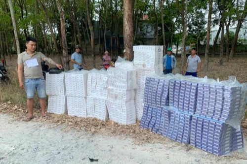 Xe bán tải chở 15.000 bao thuốc lá lậu, bỏ chạy khi thấy CSGT