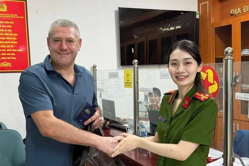Công an phường Ngọc Hà trao trả tài sản người nước ngoài đánh rơi
